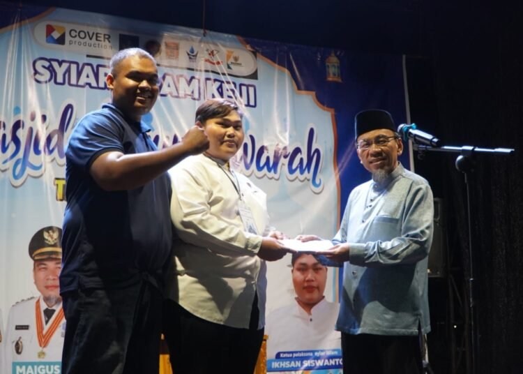 Wakil Wali Kota Padang, Maigus Nasir, menyerahkan sertifikat kepada peserta Syiar Islam ke-II tingkat Kota Padang di Masjid Al Munawarah, Kelurahan Gunung Sarik, Kecamatan Kuranji, pada Kamis (5/3/2026). Foto: Pemko Padang
