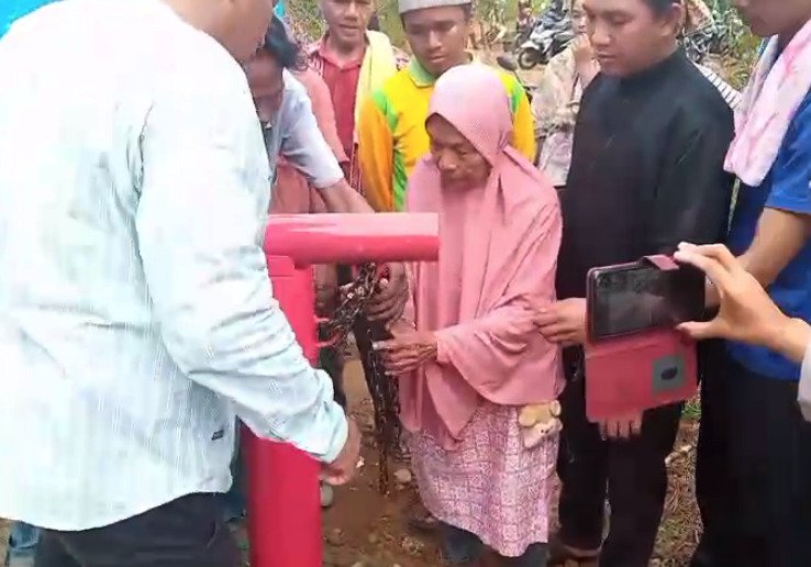 Warga Nagari Kasang blokade jalan untuk menolak aktivitas tambang PT Dayan Bumi Artha, tuntut penghentian operasi hingga sengketa selesai.