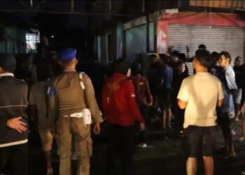 Beroperasi Saat Ramadan, Kafe di Padang Dikepung Warga, Dua Wanita dan Alkohol Diamankan