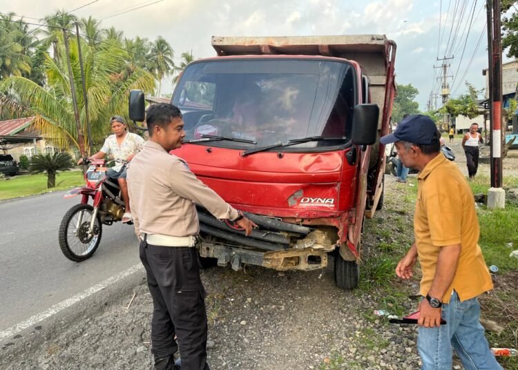 Sebuah dump truck menabrak sepeda motor dan mobil Fortuner di jalan lintas umum Padang Rajo, Jorong IV Koto Barat, Nagari IV Koto Barat, Kecamatan Kinali, Pasaman Barat, pada Sabtu (7/3/2026) sore. Foto: Polres Pasaman Barat