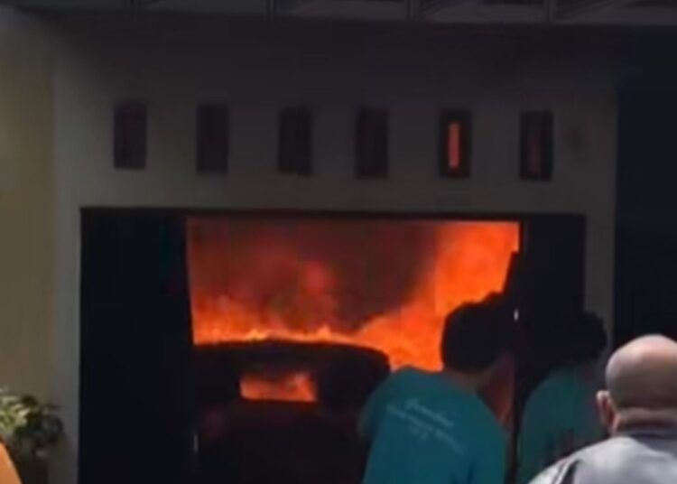 Sebuah rumah permanen dan sebuah mobil di Kelurahan Pekan Sinayan, Kecamatan Payakumbuh Barat, Kota Payakumbuh, terbakar pada Minggu (8/3/2026) siang.