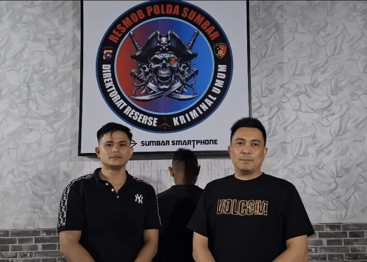 Tim Unit Resmob Polda Sumbar mengamankan seorang tukang parkir liar di kawasan Permindo, Padang, pada Minggu (8/3/2026) pukul 15.15 WIB. Foto: Unit Resmob Polda Sumbar