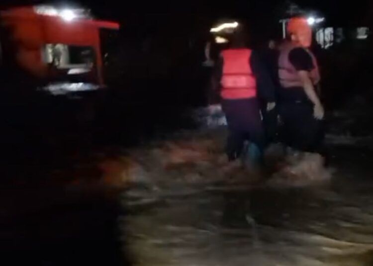 Hujan dengan intensitas sedang hingga tinggi yang mengguyur Kabupaten Solok sejak Minggu malam hingga Senin dini hari (8–9/3/2026) mengakibatkan puluhan rumah di sejumlah kawasan terendam banjir. Foto: Tangkapan layar media sosial