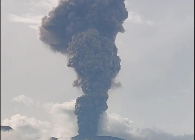 Gunung Marapi kembali erupsi pada Senin (9/3) pukul 08.46 WIB. Tinggi kolom abu pada erupsi kali ini tercatat kurang lebih 1.600 meter atau 4.491 meter di atas permukaan laut. Foto: Tangkapan layar media sosial