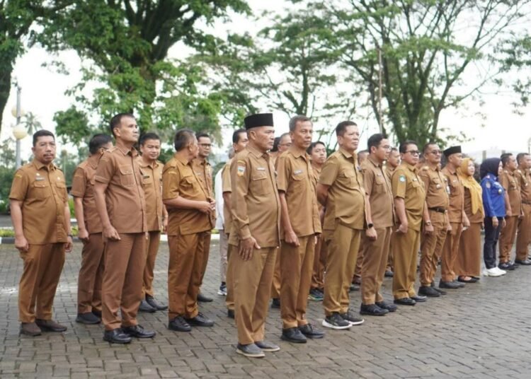 Wakil Bupati Solok Selatan, Yulian Efi, memastikan pelayanan esensial tetap berjalan selama libur Lebaran 2026. Hal itu disampaikannya saat memimpin Apel Gabungan ASN di Halaman Kantor Bupati pada Senin (9/3/2026).