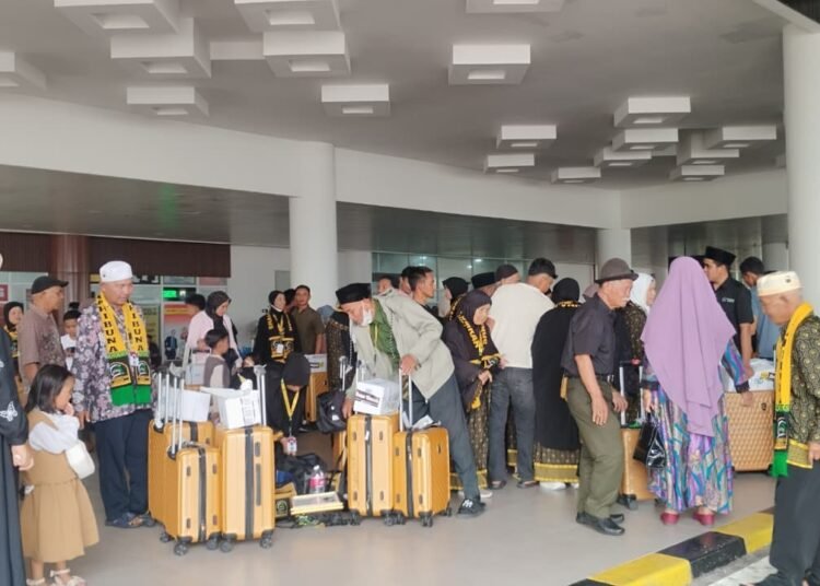 Suasana kepulangan jemaah umrah asal Sumatera Barat di Bandara Internasional Minangkabau (BIM), Padang Pariaman, Senin (9/3/2026). Foto: Qadri/Sumbarkita