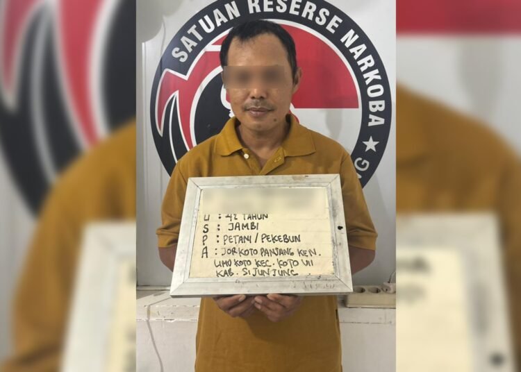 Polisi menangkap seorang pedagang nasi goreng di warungnya di Jorong Koto Panjang, Nagari Limo Koto, Kecamatan Koto VII, Sijunjung, pada Minggu (8/3/2026) sekitar pukul 23.30 WIB atas dugaan memakai sabu-sabu. Foto: Polres Sijunjung