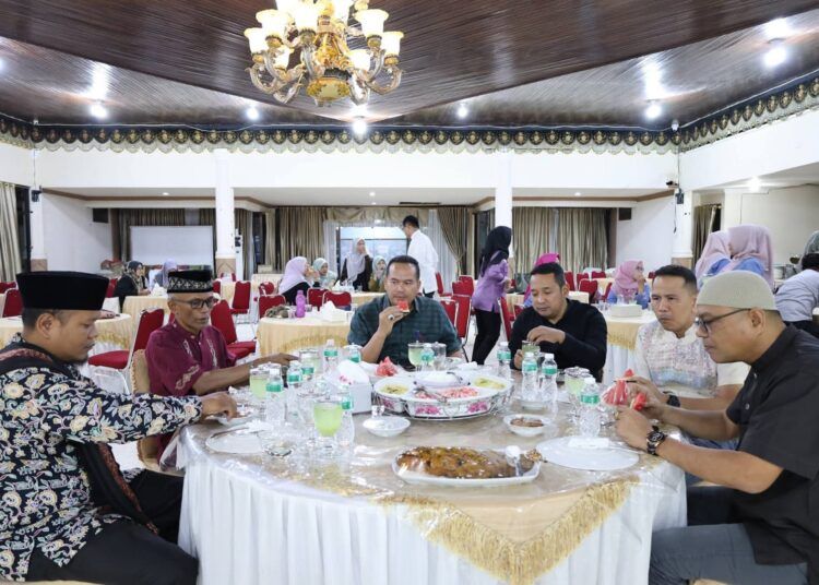 Wali Kota Pariaman, Yota Balad, menghadiri buka puasa bersama yang digelar Tim Penggerak Pemberdayaan dan Kesejahteraan Keluarga (TP-PKK) se-Kota Pariaman di balairung rumah dinas Wali Kota, Senin (9/3/2026).