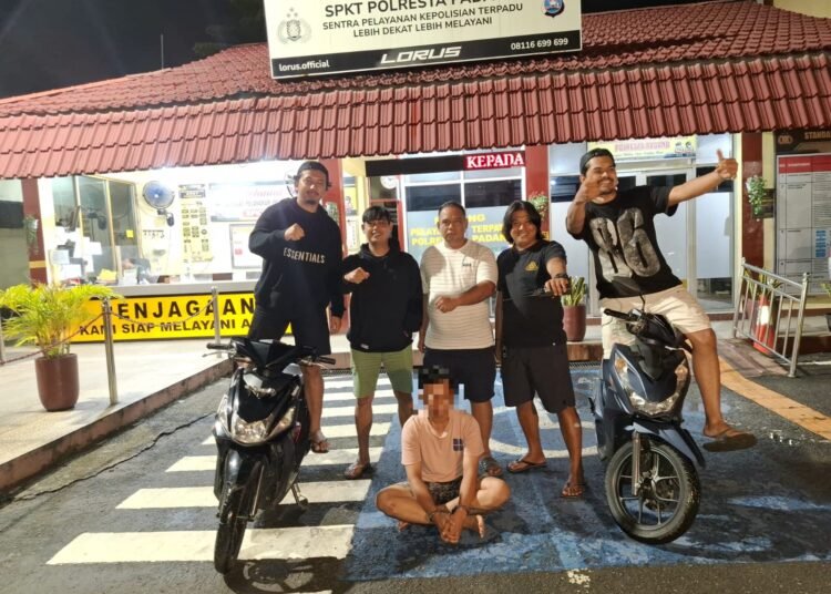 Polisi menangkap terduga pencuri motor inisial IA (24) di Koto Kaciak, Kelurahan Mata Air, Kecamatan Padang Selatan, Padang, pada Senin (9/3/2026) pukul 01.00 WIB. Foto: Polresta Padang