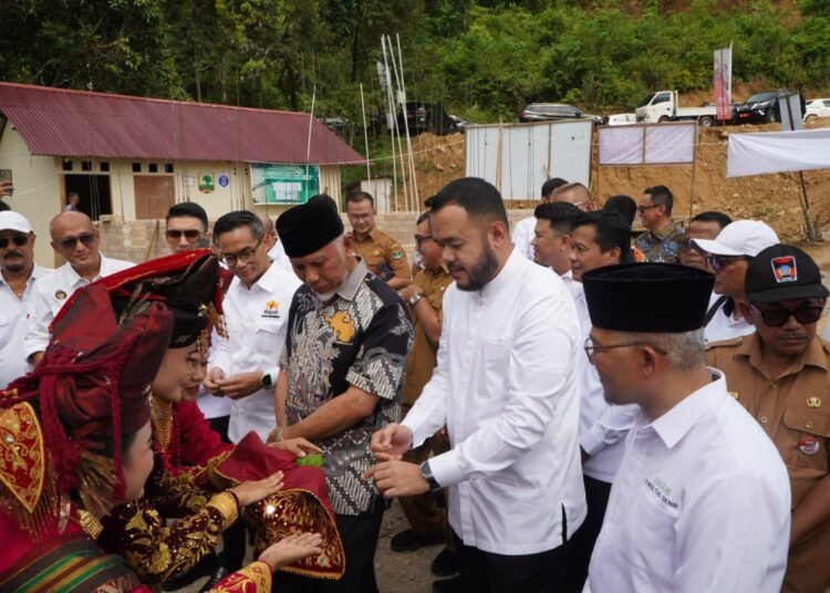 Wali Kota Padang, Fadly Amran menghadiri peresmian sekaligus penyerahan kunci Hunian Tetap (Huntap) Mandiri Kampung Tangguh Kadin di Batu Busuk, Kecamatan Pauh, Selasa (10/3/2026).