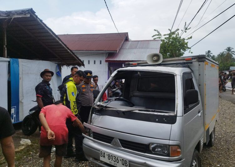 Sebuah truk manabrak mobil pikap dan menyenggol seorang pejalan kaki di jalan Padang–Bukittinggi, tepatnya di Kiambang, Nagari Lubuk Pandan, Kecamatan 2x11 Enam Lingkung, Padang Pariaman, pada Senin (9/3/2026) sekitar pukul 14.00 WIB. Foto: Polres Padang Pariaman