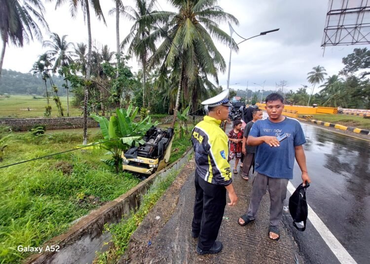 Sebuah mobil Mitsubishi Mobil Colt Diesel boks terguling di jalan Padang–Bukittinggi, tepatnya di Kiambang, Nagari Lubuk Pandan, Kecamatan 2x11 Enam Lingkung, Padang Pariaman, pada Selasa (10/3/2026) sekitar pukul 17.00 WIB. Foto: Polres Padang Pariaman