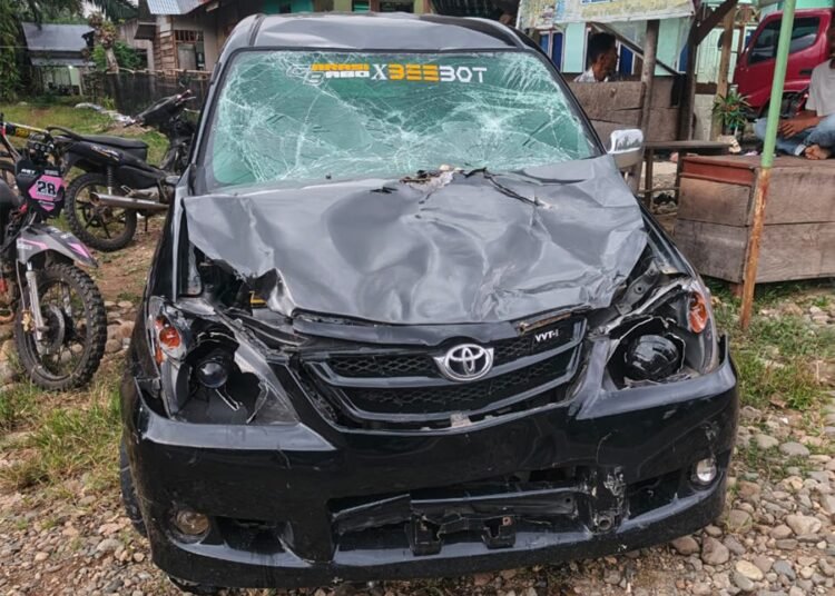 Mobil Avanza rusak ringan setelah menabrak sepeda motor di Jalan Raya Painan—Bengkulu di Kampung Sualang, Nagari Lalang Panjang Indrapura, Kecamatan Airpura, Pesisir Selatan, pada Selasa (10/3/2026) sekitar pukul 17.45 WIB. Foto: Polsek Pancung Soal