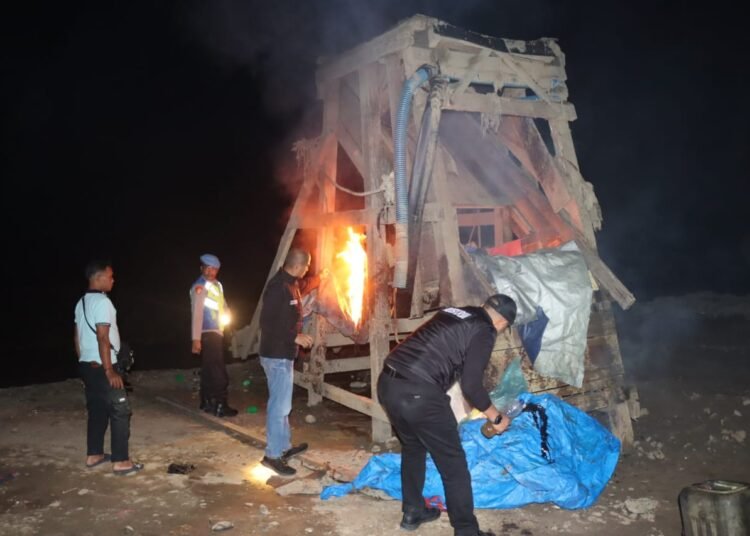 Tim gabungan membakar peralatan penambangan emas ilegal di pinggir Sungai Ombilin di Kecamatan Talawi dan Kecamatan Barangin, Sawahlunto, pada Rabu (11/3/2026) dini hari. Foto: Polres Sawahlunto