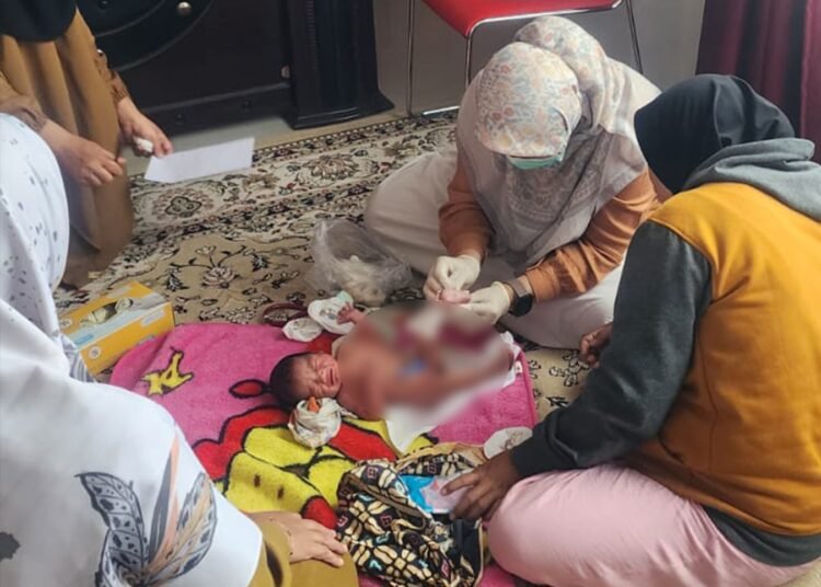 Petugas Puskesmas Singkarak sedang memeriksa Kesehatan bayi yang ditemukan di pinggir jalan, Selayang Pandang, Jorong Data Tampunik, Nagari Aripan, Kecamatan X Koto Singkarak, Kabupaten Solok, pada Selasa (10/3/2026). Foto: Polsek X Koto Dibawah