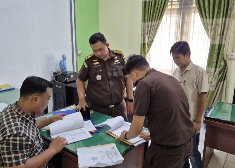 Tim jaksa penyidik menggeledah Kantor Inspektorat Pemkab Pesisir Selatan pada Rabu (11/3/26). Mereka mencari alat bukti dan barang bukti dalam dugaan korupsi penggunaan dana nagari di Nagari Pancuang Taba, Kecamatan IV Nagari Bayang Utara, tahun anggaran 2021 hingga 2023. Foto: Kejari Pesisir Selatan