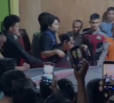 Seorang pria diinterogasi warga di Jorong Sawah Kareh, Nagari Belimbing, Kecamatan Rambatan, Tanah Datar, pada Rabu (11/3/2026) hingga Kamis (12/3/2026) dini hari karena dituduh sebagai maling sapi.