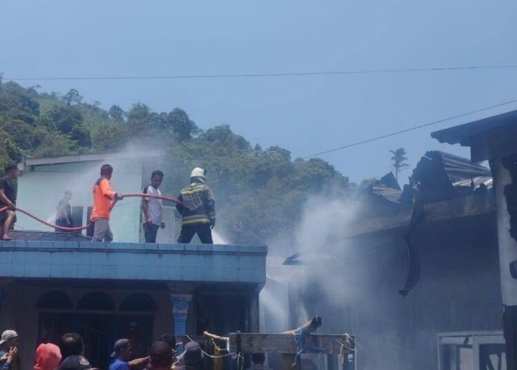 Sebuah rumah dan warung di Jalan Bagindo Aziz Chan, Kelurahan Tanah Hitam, Kecamatan Padang Panjang Barat, Padang Panjang, terbakar pada Kamis (12/3/2026) siang.