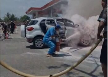 Video: Sebuah Minibus Terbakar di SPBU Padang