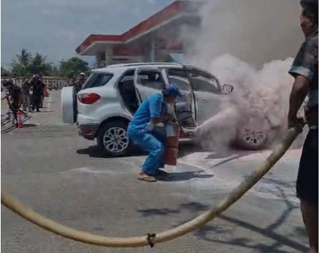 Sebuah minibus terbakar di SPBU Banda Buek, Lubuk Kilangan, Padang, Kamis (12/3/2026) siang. Foto: Tangkapan layar media sosial