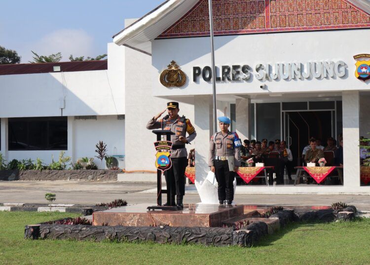 Polres Sijunjung melaksanakan apel gelar pasukan Operasi Kepolisian Terpusat “Ketupat 2026” pada Kamis (12/03/2026). Foto: Polres Sijunjung