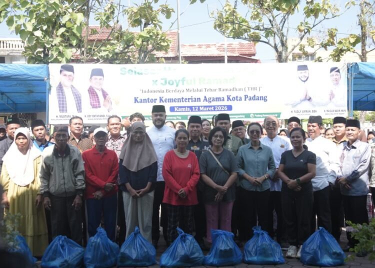 Wali Kota Padang, Fadly Amran, menyerahkan secara simbolis 300 paket sembako kepada masyarakat lintas agama dalam program Joyful Ramadhan yang digelar di halaman Kantor Kementerian Agama (Kemenag) Padang, Kamis (12/3/2026).