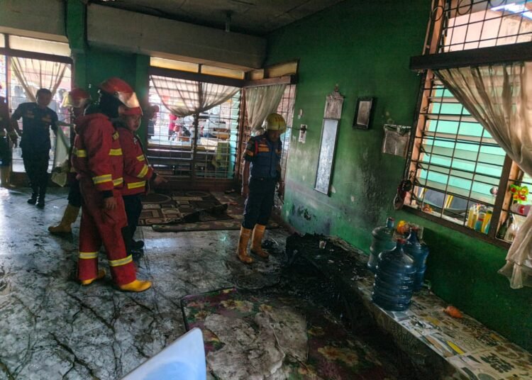 Kebakaran melanda sebuah rumah di Air Tawar Timur, Padang, Kamis (12/3/2026).