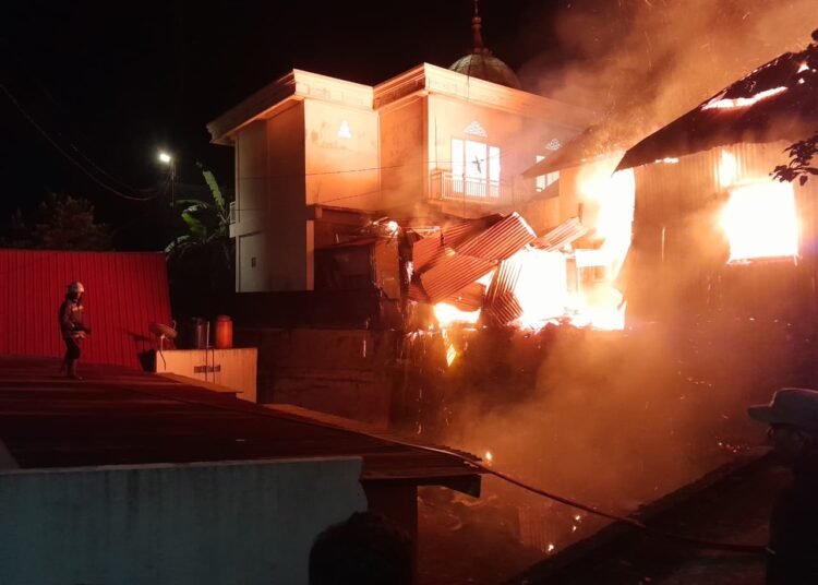 Sebuah rumah satu lantai di Jalan Bahder Johan Nomor 37, Kelurahan Guguk Malintang, Kecamatan Padang Panjang Timur, Padang Panjang, pada Jumat (13/3/2026) dini hari. Foto: Damkar Padang Panjang