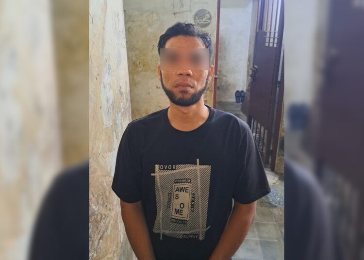 Pelaku IK (36) yang nekat membakar ibu angkatnya sendiri, AY (50) ditahan di Mapolsek Padang Utara