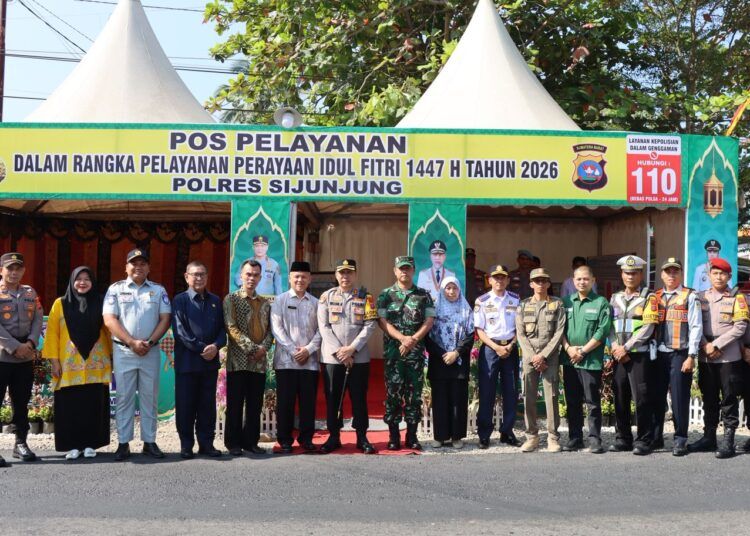 Kapolres Sijunjung, AKBP Willian Harbensyah, bersama forum komunikasi pimpinan daerah (forkopimda) kabupaten itu meninjau Pos Pelayanan Perayaan Idulfitri di daerah tersebut pada Jumat (13/03/2026). Foto: Polres Sijunjung