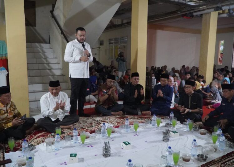 Wali Kota Padang, Fadly Amran, buka puasa bersama warga yang menempati hunian sementara (Huntara) pascabencana di Rusunawa Lubuk Buaya, Kecamatan Koto Tangah, Jumat (13/3/2026).