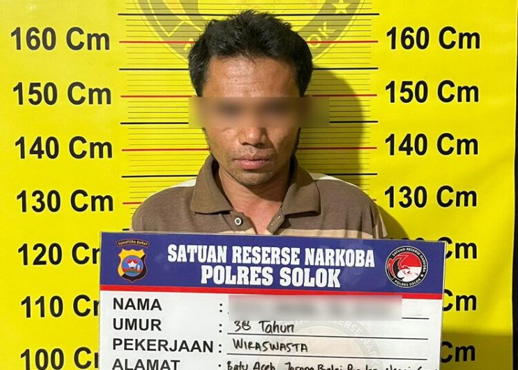 Polisi menangkap seorang terduga pengedar sabu-sabu di pinggir jalan di Jorong Bungo Tanjuang, Nagari Saok Laweh, Kecamatan Kubung, Kabupaten Solok, pada Kamis (12/32026) sekitar pukul 16.30 WIB. Foto: Polres Solok