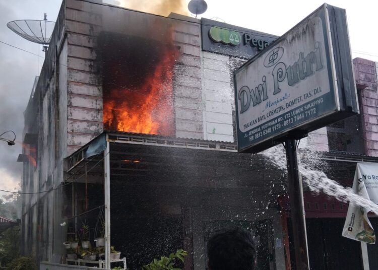 Sebuah ruko toko pakaian sekaligus tempat tinggal di Lubuk Sikaping, Kabupaten Pasaman terbakar pada Jumat (13/3/2026) sore