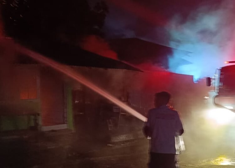 Petugas damkar memadamkan api yang membakar rumah kontrakan di di Jalan M. Roem, Kelurahan Guguk Malintang, Kecamatan Padang Panjang Timur, Padang Panjang, pada Jumat (13/2026) malam. Damkar Padang Panjang