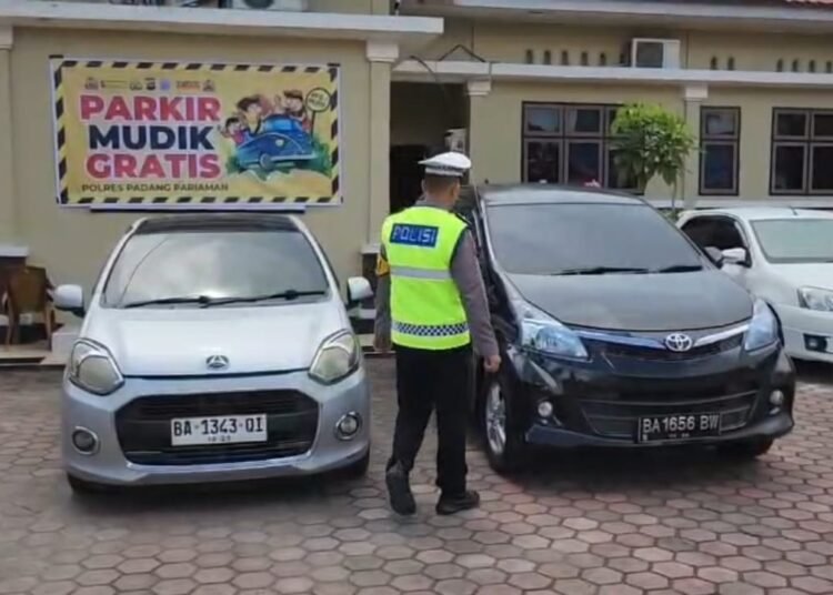 Polres Padang Pariaman menyediakan layanan parkir gratis bagi kendaraan warga yang mudik Lebaran