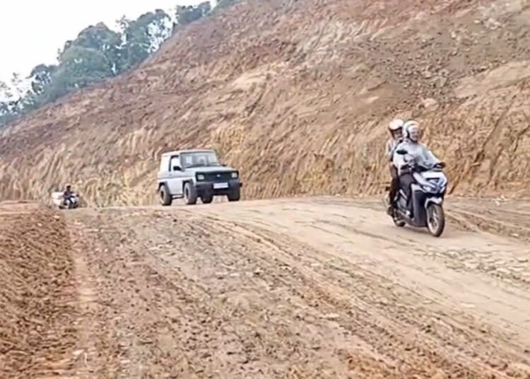 Beredar di media sosial sebuah video memperlihatkan kondisi ruas jalan Padang–Bukittinggi via Malalak bisa dilewati kendaraan pada Sabtu (14/3/2026). Foto: Tangkapan layar media sosial