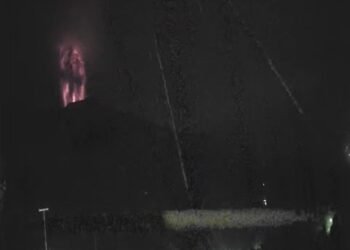 Dentuman Keras Iringi Erupsi Marapi, Warga di Lereng Gunung Saksikan Kilatan Api