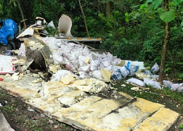 Sebuah truk menabrak sebuah sepeda motor di dekat Taman Hutan Raya Bung Hatta, Sitinjau Lauik, Kelurahan Indarung, Kecamatan Lubuk Kilangan, Padang, pada Sabtu (14/3) sekitar pukul 9.15 WIB.