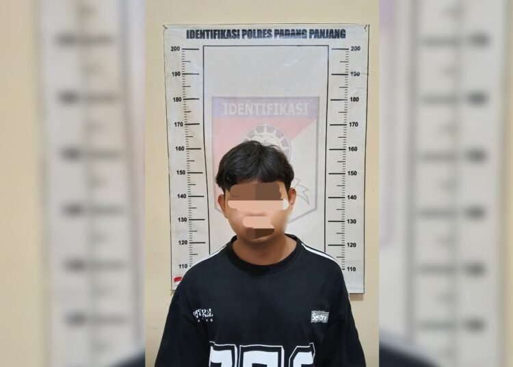 Polisi menangkap pemuda asal Pasaman inisial A (20), tersangka sodomi terhadap anak di bawah umur inisial MHF (14), di kawasan Panyalaian, Tanah Datar, pada Jumat (13/3/2026) sekitar pukul 17.30 WIB. Foto: Polres Padang Panjang