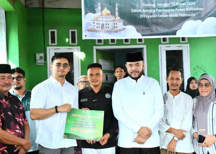 Wali Kota Fadly Amran menghadiri penyaluran 400 paket sembako oleh Yayasan Lebah Muda Indonesia bagi keluarga kurang mampu di Padang, Minggu (15/3/2026).