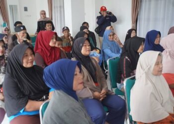 Korban Banjir dan Longsor di Padang Panjang Terima Bantuan Sembako dari PMI