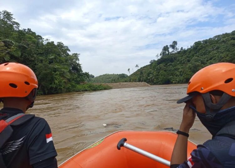 Tim SAR gabungan sedang melakukan pencarian seorang operator perahu mesin tempel yang hilang setelah perahunya menabrak batu karang di Sungai Batang Hari, Pulau Panjang, Nagari Lubuk Ulang Aling, Kecamatan Sangir Batang Hari, Solok Selatan, pada Sabtu (14/3/2026).