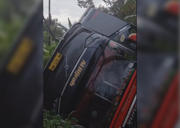 Bus Al-Hijrah asal Sumatera Barat BA 7025 WBU terperosok ke jurang di jalan lintas Lahat–Empat Lawang, tepatnya di Desa Sugihwaras, Kecamatan Gumay Talang, Kabupaten Lahat, Sumatera Selatan, pada Senin (16/3/2026) sekitar pukul 02.30 WIB. Foto: Tangkapan layar media sosial