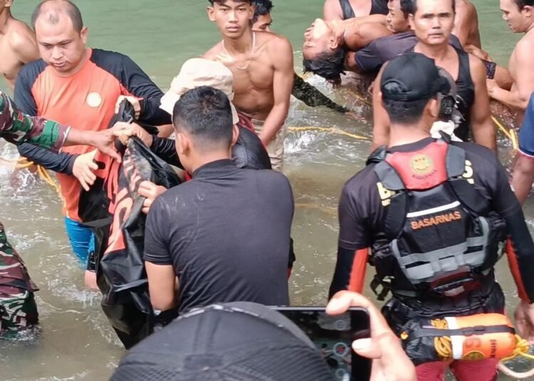 Tim SAR gabungan mengevakuasi korban dari sungai Batang Lapu, Jorong Trans Aek Nabirong, Nagari Pematang Panjang, Kecamatan Koto Balingka, Pasaman Barat, pada Senin (16/3/2026) siang. Foto: Pos SAR Pasaman