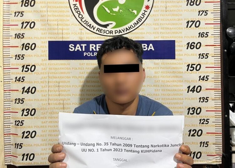 Polisi meringkus seorang pemuda di pinggir jalan di RT 004, RW 001, Kelurahan Parik Rantang, Kecamatan Payakumbuh Barat, Kota Payakumbuh, pada Minggu (14/3/2026) sekitar pukul 22.00 WIB karena menyimpan sabu-sabu. Foto: Polres Payakumbuh