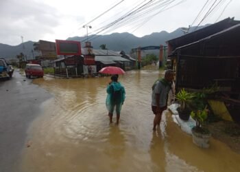 Sungai Asam Meluap, Banjir Genangi Rumah dan Jalan di Agam