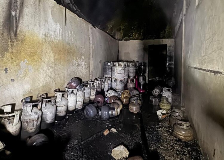 Sebuah gudang gas Elpiji di Lubuk Anau, Jorong Langgam Saiyo, Nagari Langgam Saiyo, Kecamatan Kinali, Pasaman Barat, pada Senin (17/3/2026) malam. Foto: Polsek Kinali