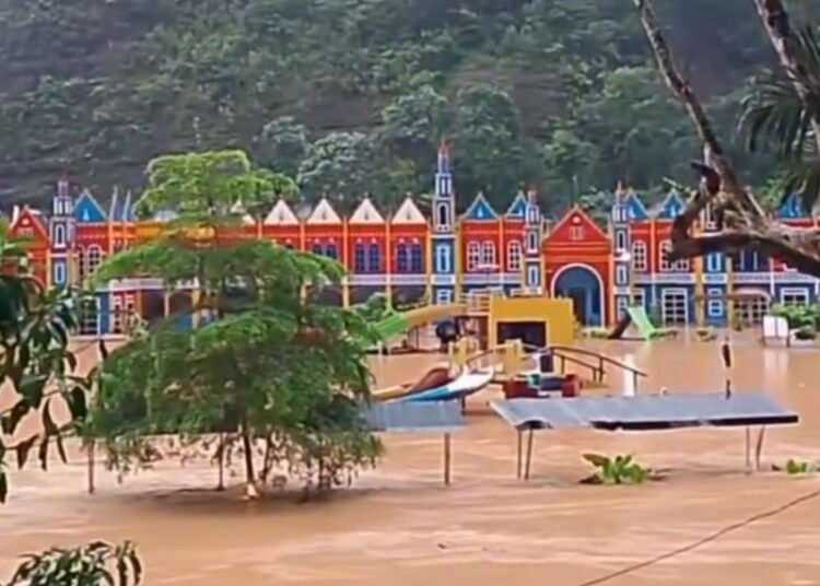 Banjir merendam kawasan objek wisata Lembah Harau di Nagari Harau, Kecamatan Harau, Limapuluh Kota, pada Selasa (17/3/2026) pagi.