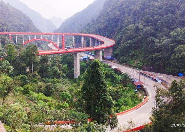 Polisi melarang pengendara memarkir kendaraan di sepanjang jalur flyover Kelok 9 selama arus mudik Lebaran 2026. Larangan ini diterapkan untuk menjaga kelancaran lalu lintas dan keselamatan pengguna jalan. Foto: Qadri/Sumbarkita