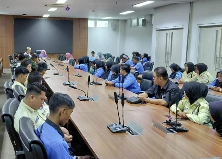 Rektor Universitas Islam Negeri (UIN) Imam Bonjol (IB) Padang, Martin Kustati, menyerahkan tunjangan hari raya (THR) kepada tenaga outsourcing di lingkungan rektorat di ruang telekonferensi kampus III, Selasa (17/3).